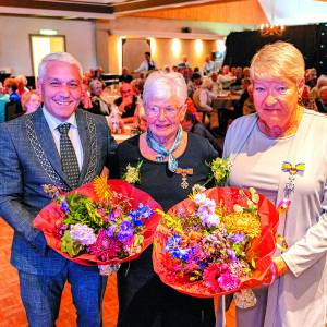 Koninklijke onderscheiding voor Gerda Ekelhof-Damink en Annemarie Kroon-Hoogeveen van Vereniging van Rugpatiënten Overijssel