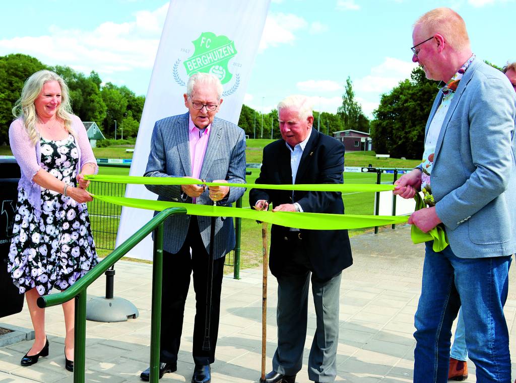 De nieuwe en oude wethouders sport, Rob Christenhusz en Petra Weideveld flankeren Fons Christenhusz (rechts) en Henk Haarman (links) die het lintje doorknippen.