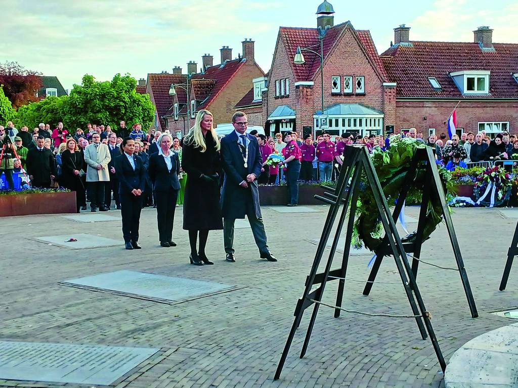 Burgemeester Korteland en zijn partner hebben een krans gelegd.
