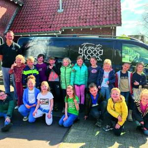 Communicantjes brengen bezoek aan bakkerij ‘Het Broodhoes’ in Ootmarsum