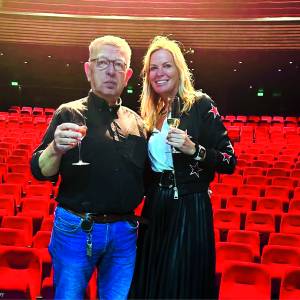 John Hammink krijgt in het Theaterhotel de Gouden Krommer uitgereikt