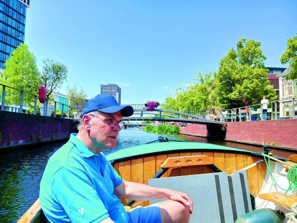 Ook de schipper geniet van de rondvaart.