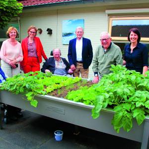 Stichting Vrienden van St. Gerardus Majella schenken een poottafel aan de bewoners van Gerardus Majella te Denekamp