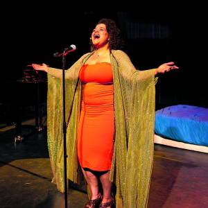 Bekende musicalster Jeannine La Rose zet emoties in beweging met haar voorstelling: Genoeg?!