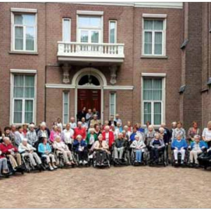 Bewoners van woon- en zorgcentrum Sint Jozef in Weerselo op bezoek bij zusters in Denekamp