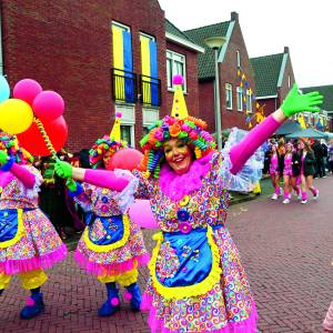 Carnaval minnend Oldenzaal geniet van een optocht vol pracht en praal