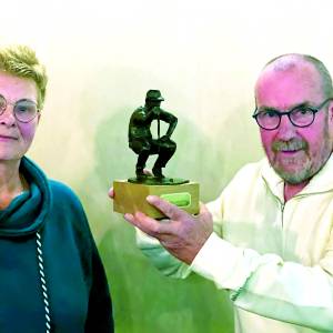 Trofee ShortGolfclub Tubbergen voor Theo Oude Steenhof