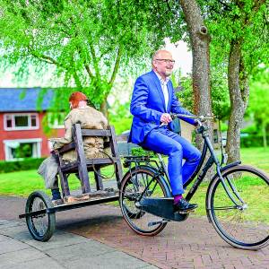 Burgemeester haalt Huttenkloas op in Bentelo voor officiële opening Huttenkloasjaar