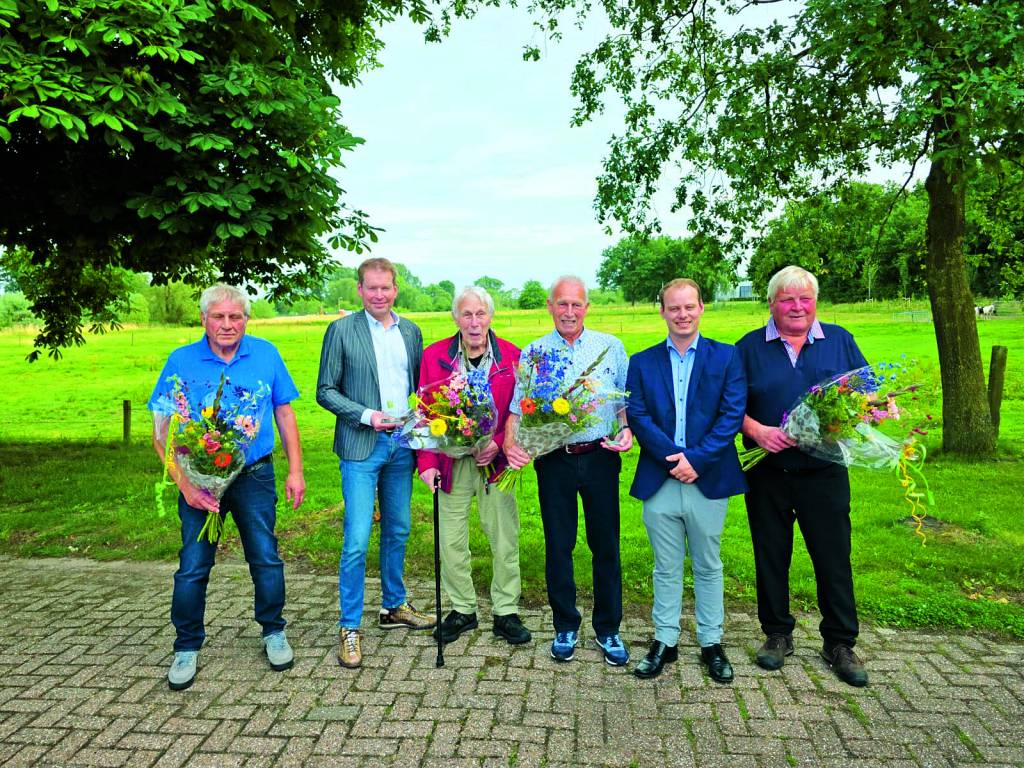 De ereleden, waaronder ook beide 75-jarige leden, samen met de voorzitter en Jan Engels. V.l.n.r.: Hans Slot (nieuw erelid), wethouder Jan Engels, Johan Effing (erelid en 75 jaar jubileum) Hennie Effing (nieuw erelid en 75 jaar jubileum), voorzitter Tim Blaauwbroek en Toon Slot (erelid).