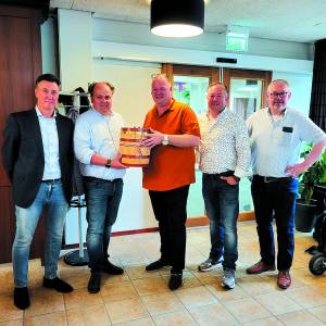 Winnaars van de OCL Dinkelharingparty schenken haring aan bewoners Maartens-Stede