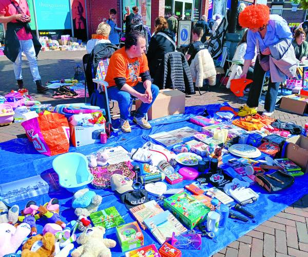 Oranjemarkt in centrum van  Almelo groot succes