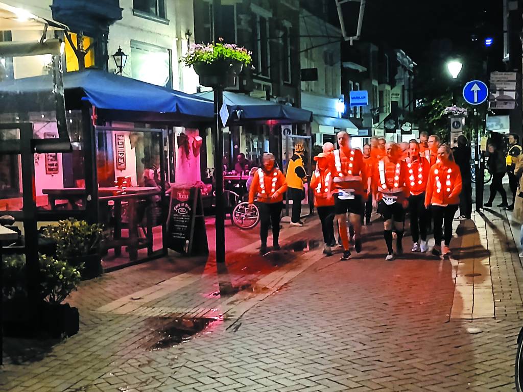 Het team van de Almeloopers kwam 's nachts rond 00.30 uur op het Amaliaplein aan.