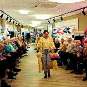 Vrouwenvereniging Mariaparochie-Harbrinkhoek op bezoek bij Jeannot Lingerie en Mode