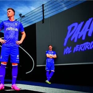 Heracles Almelo presenteert volledig paars derde tenue voor seizoen 2025-2026