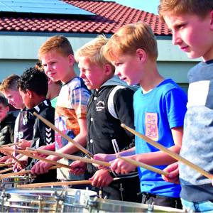 Kinderen Kadoes geven prachtig pleinconcert