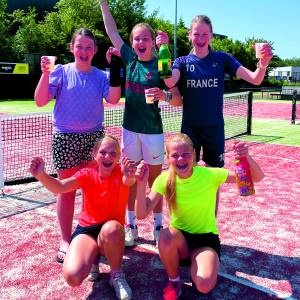 Tennisjeugd uit Albergen toont stalen zenuwen en gaat er met het kampioenschap vandoor