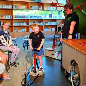 Nemo was te gast in Almelose bibliotheek
