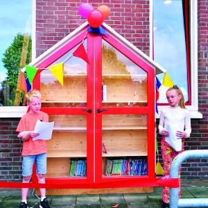 Zwerfboekenkast bij basisschool in Saasveld