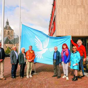 Vredesvlag wappert sinds vrijdag voor het stadhuis