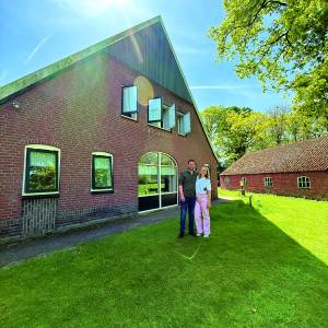 Buren kopen samen woonboerderij en (ver)bouwen aan droomplek in Losser
