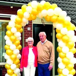 Feestelijke ballonnenboog voor diamanten echtpaar Gerrit en Marietje Zuithof