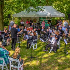 Campingconcert Harmonieorkest Vision en Je Bent Wie Je Band