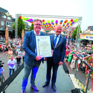 Stichting ’n Boeskool is Lös ontvangt zilveren erepenning <br />Gemeente krijgt plaquette