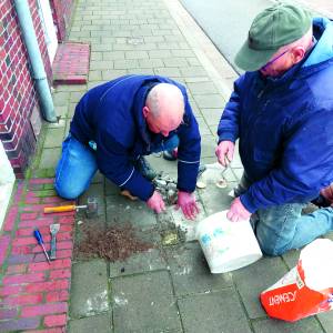 Kleinzoon plaatst Stolperstein voor opa