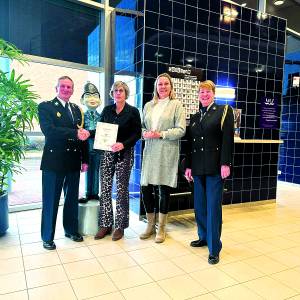 Cheque 450 euro van politiemuziek voor Hospice