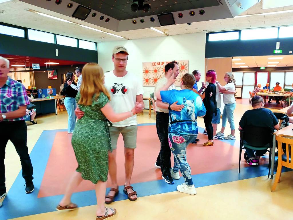 Gezellig samen dansen.