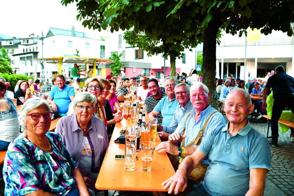 Oldenzalers fans genieten van de muziek.