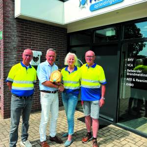 EHBO vereniging St. Plechelmus ontving donatie van de Firma Platvoet