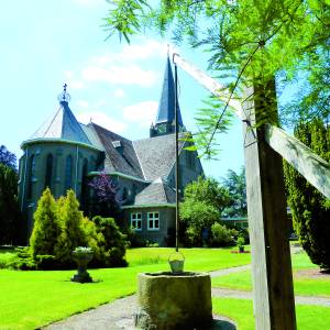 Zondag 5 mei eerste openstelling kerk en tuin in Saasveld