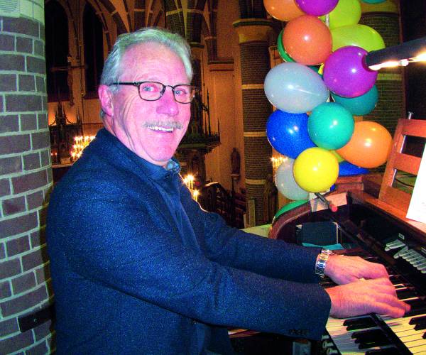 Gerrit Lansink gehuldigd vanwege 50 jaar inzet  als koorlid en organist van het Herenkoor Vasse