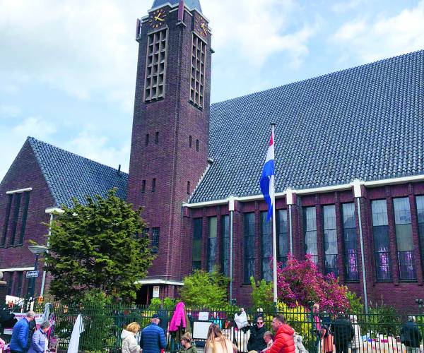 Koningsdagmarkt in vernieuwde tuin bij Hofkerk
