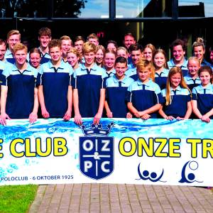 De zwemploeg van OZ&PC is kampioen en promoveert naar de landelijke Eerste Divisie