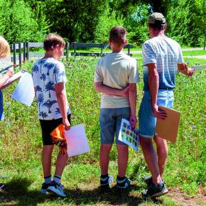 Basisschoolleerlingen op pad tussen bijen, vlinders en bloemen