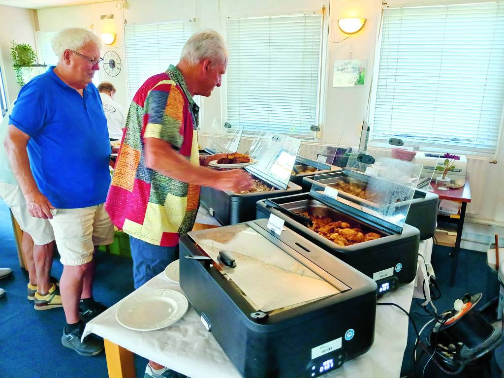 Vrijwilligers van de golfclub lieten zich het heerlijke buffet goed smaken.