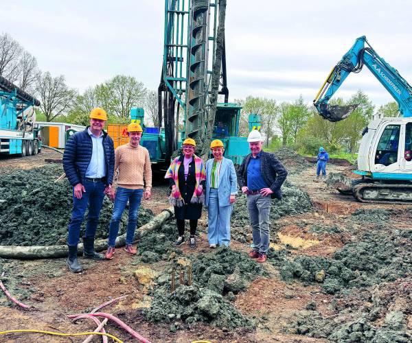Feestelijke eerste paal voor Twents Gastenhoes: de bouw is officieel van start!