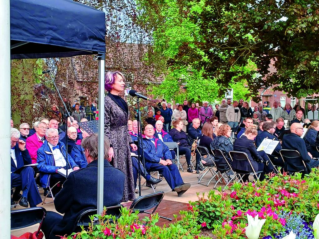 De Almelose mannenkoren en het Orkest van Almelo met op de voorgrond een zangeres die een jiddisch slaapliedje zingt.