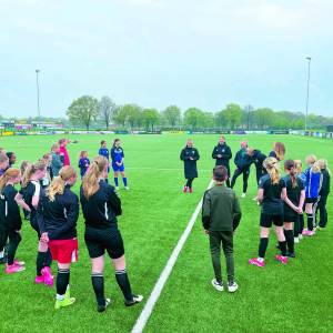 Geslaagde meidenvoetbalclinic RKSV De Tukkers met topspeelsters van FC Twente