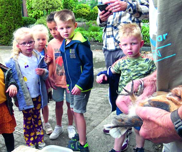 Jeugd geniet van ringen kerkuilen in Geesteren