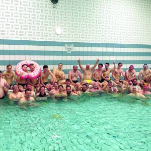 Almelose sportverenigingen treffen elkaar in zwembad