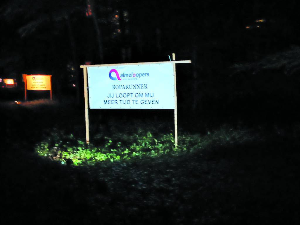 Sprekende teksten op spandoeken langs de route.