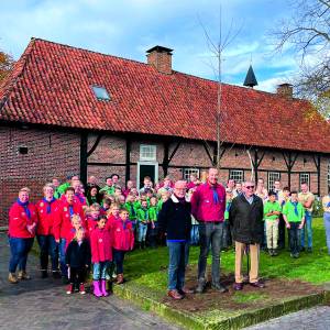 Scouting Teylersgroep plant jubileumboom op Teylersplein in Losser