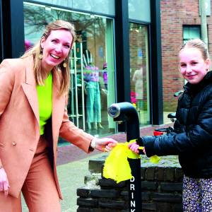 Twaalfjarige Yfke opent nieuw drinkwaterpunt in Oldenzaal