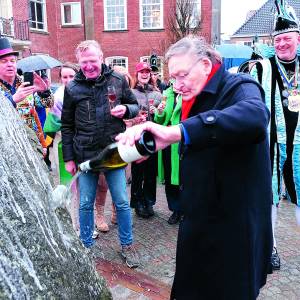 Ootmarsum poetst bijzondere historie op van in vergetelheid geraakte Othmarsteen op Kerkplein