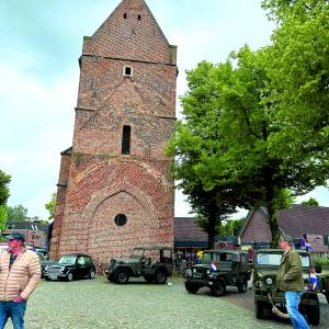 Oude voertuigen laten centrum Losser bruisen