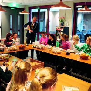 Burgemeester eet krentenbol met groep 8 van De Wendakker