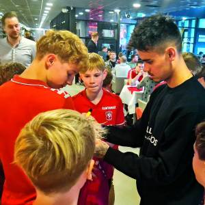 Slachtoffers spandoekramp en selectie FC Twente ontmoeten elkaar tijdens lunch